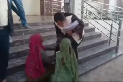 आदिवासी महिलाओं ने अधिकारी के पैर पर गिरकर मांगी मदद, मैडम कुछ कीजिये नहीं जो जान दे देंगे..
