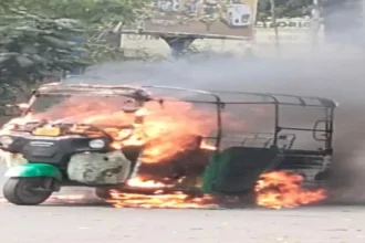 टाटानगर रेलवे स्टेशन के बाहर दो ब्लास्ट, चलती ऑटो में लगी आग 23 टाटानगर रेलवे स्टेशन के बाहर दो ब्लास्ट, चलती ऑटो में लगी आग