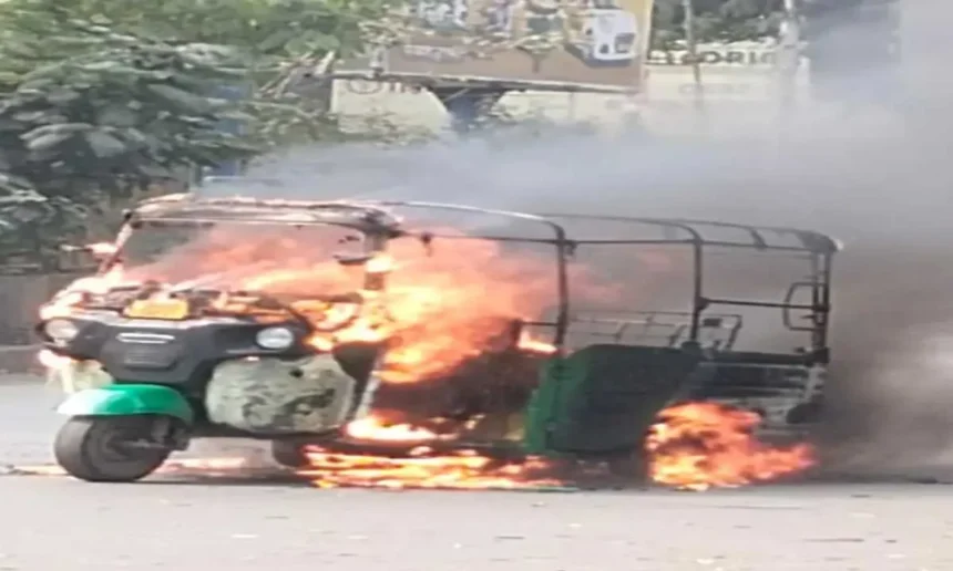 टाटानगर रेलवे स्टेशन के बाहर दो ब्लास्ट, चलती ऑटो में लगी आग