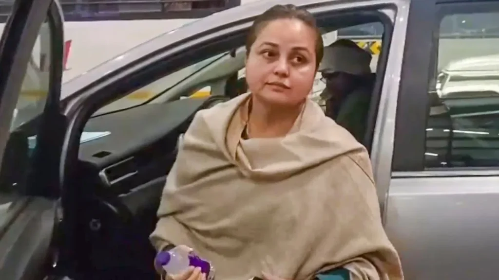 रोहिणी आचार्य को मनाने की कोशिश जारी, लालू की तीन बेटियां पटना से दिल्ली चली गई