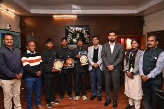 भारतीय फुटबॉल टीम के सदस्यों को लोहरदगा उपायुक्त डॉ ताराचंद ने किया सम्मानित 11 1 2