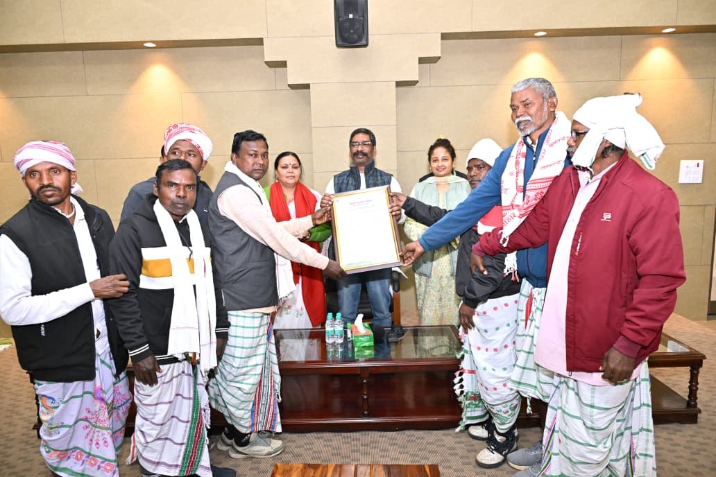 पेसा नियामवली कैबिनेट से पास होने का मना जश्न, मुख्यमंत्री आवास पर आकर आदिवासी समाज के लोगों ने हेमंत सोरेन का जताया आभार 3 1