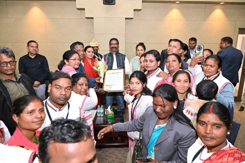 पेसा नियामवली कैबिनेट से पास होने का मना जश्न, मुख्यमंत्री आवास पर आकर आदिवासी समाज के लोगों ने हेमंत सोरेन का जताया आभार 4 11