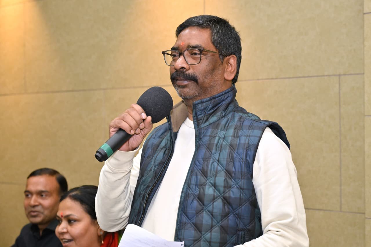 पेसा नियामवली कैबिनेट से पास होने का मना जश्न, मुख्यमंत्री आवास पर आकर आदिवासी समाज के लोगों ने हेमंत सोरेन का जताया आभार 2 1111