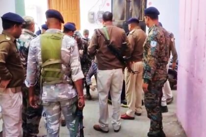 रांची में थाना से 200 मीटर की दूरी पर हुई दो गुटों की भिड़त, जमकर चले लात-घूंसे, बरसते रहे डंडे और कुर्सियां