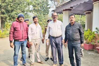 बिहार के रोहतास में विजलेंस की कार्रवाई, घुसखोर डाटा ऑपरेटर गिरफ्तार, घर छोड़कर भागे BEO