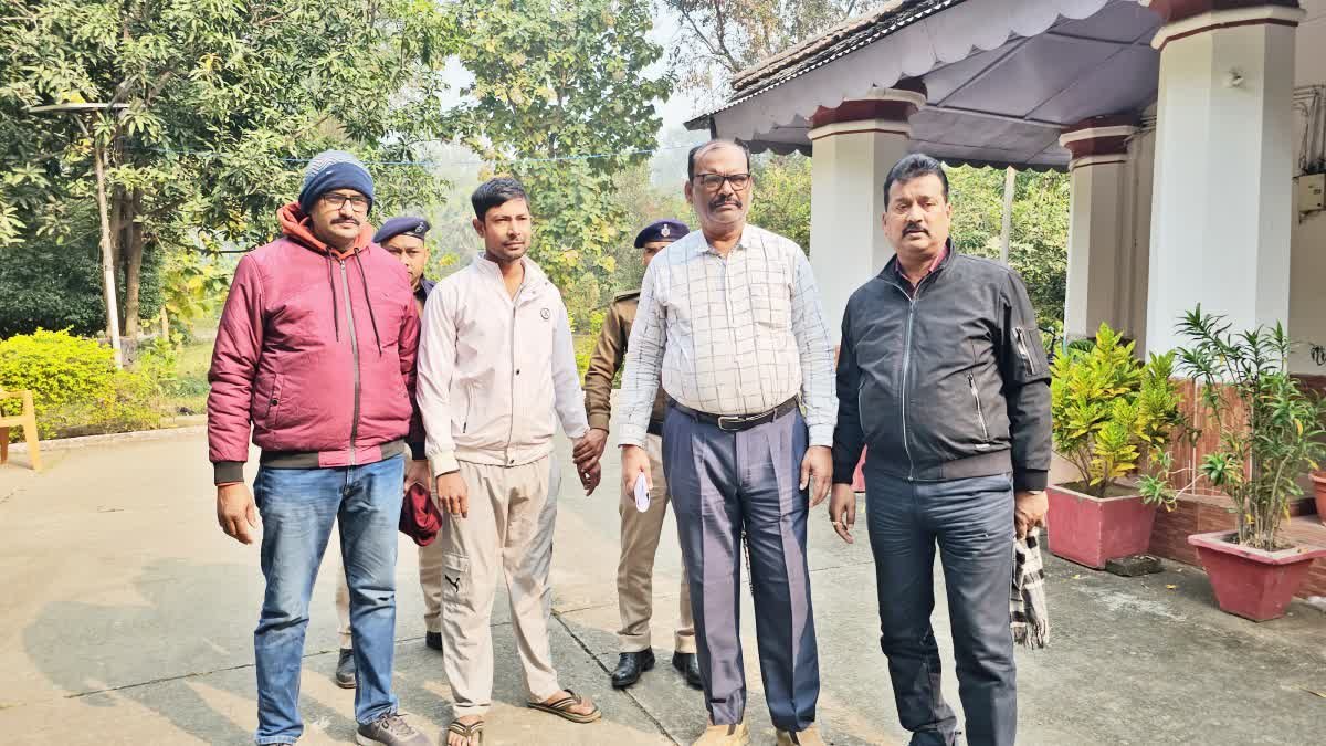 बिहार के रोहतास में विजलेंस की कार्रवाई, घुसखोर डाटा ऑपरेटर गिरफ्तार, घर छोड़कर भागे BEO