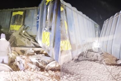 बिहार में बड़ा रेल हादसा, मालगाड़ी के 16 डिब्बे डिरेल, 3 नदी में गिरे