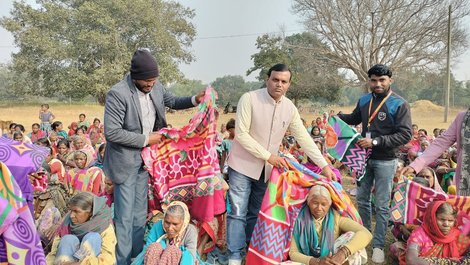 मारुती मंगल परिवार ने सामाजिक दायित्व का किया निर्वहन, ठंड के बीच सेवा शिविर लगाकर जरूरतमंद के बीच बांटे 551 कंबल 3 2 4