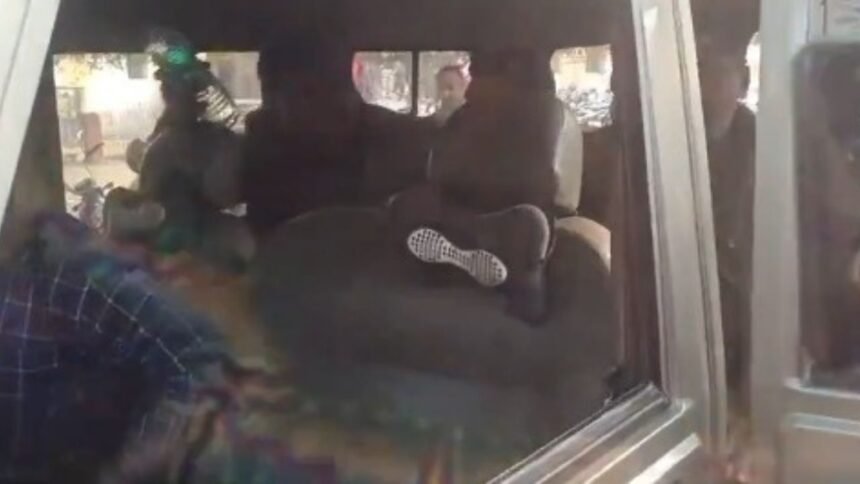 गिरिडीह के बेंगाबाद में ACB की कार्रवाई, राजस्व कर्मी और दलाल रिश्वत लेगे रंगे हाथ गिरफ्तार 1 गिरिडीह के बेंगाबाद में ACB की कार्रवाई, राजस्व कर्मी और दलाल रिश्वत लेगे रंगे हाथ गिरफ्तार