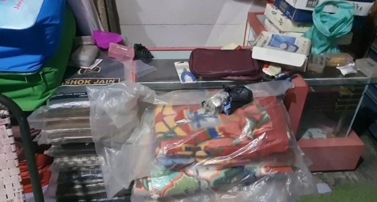 गढ़वा में ज्वेलरी शॉप से 50 लाख की चोरी, सोना-चांदी, कैश के साथ CCTV का हार्डडिस्क भी ले उडे़ चोर 1 गढ़वा में ज्वेलरी शॉप से 50 लाख की चोरी, सोना-चांदी, कैश के साथ CCTV का हार्डडिस्क भी ले उडे़ चोर