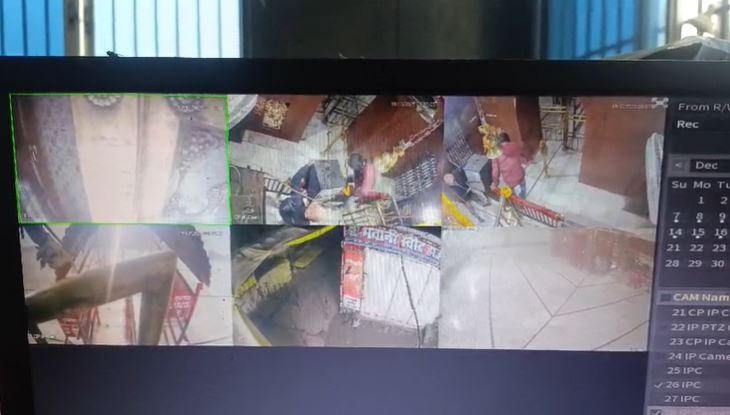 थावे मंदिर से माता का मुकुट ले उड़े चोर, झारखंड के कारोबारी ने दिया था चढ़ावा, लॉकर तोड़ा, दानपेटी भी गायब 1 NewsDeatils8e2a9b336de143b4879eb8fa9600d784193