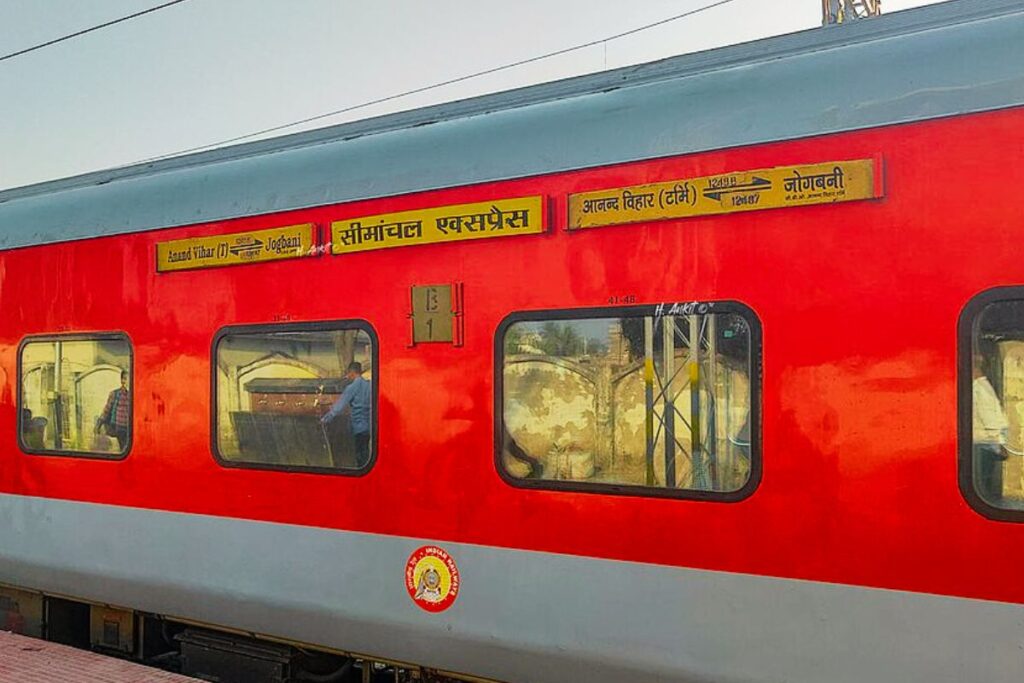 सीमांचल एक्सप्रेस पर फायरिंग, बोगी का टूटा शीशा, देर रात ट्रेन में मची दहशत