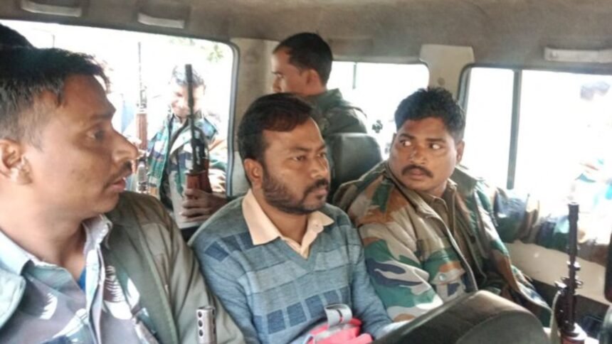 चाईबासा में ACB की कार्रवाई, भवन निर्माण विभाग के कार्यपालक अभियंता अरूण कुमार सिंह रिश्वत लेते रंगे हाथ गिरफ्तार