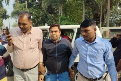 बिहार के किशनगंज में विजलेंस की बड़ी कार्रवाई, राजस्व कर्मचारी राजदीप पासवान ढ़ाई लाख रुपये रिश्वत लेते रंगे हाथ गिरफ्तार
