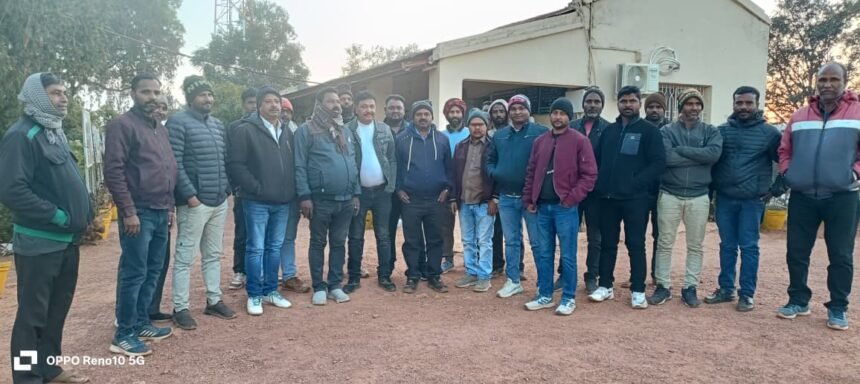 सेरेंगदाग माइंस में ट्रक समायोजन को लेकर हिंडाल्को पर वादा खिलाफी का आरोप, घंटो रहा कांटा जाम, टकराव कम करने के लिए हिंडाल्को प्रबंधन ने दिया आश्वासन