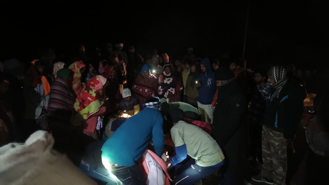 गुमला में दर्दनाक सड़क हादसे में शिक्षक की मौत, बाइक और बोलेरो की टक्कर के बाद लग गई आग 3 WhatsApp Image 2025 12 13 at 09.05.11 2830dcc3