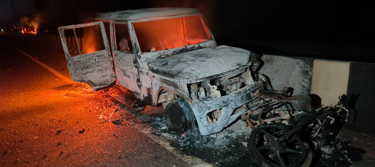 गुमला में दर्दनाक सड़क हादसे में शिक्षक की मौत, बाइक और बोलेरो की टक्कर के बाद लग गई आग 2 WhatsApp Image 2025 12 13 at 09.05.12 189b93e7