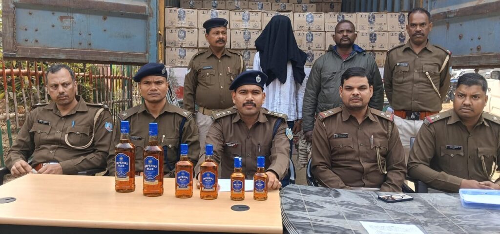 गढ़वा में NH-39 पर वाहन जांच के दौरान पुलिस को मिली बड़ी सफलता, कंटेनर से एक करोड़ की अवैध शराब जब्त, चालक गिरफ्तार