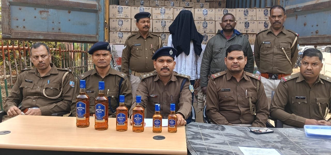 गढ़वा में NH-39 पर वाहन जांच के दौरान पुलिस को मिली बड़ी सफलता, कंटेनर से एक करोड़ की अवैध शराब जब्त, चालक गिरफ्तार