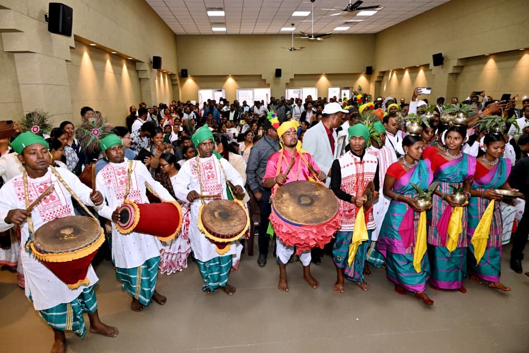 पेसा नियामवली कैबिनेट से पास होने का मना जश्न, मुख्यमंत्री आवास पर आकर आदिवासी समाज के लोगों ने हेमंत सोरेन का जताया आभार 6 WhatsApp Image 2025 12 24 at 6.07.33 PM