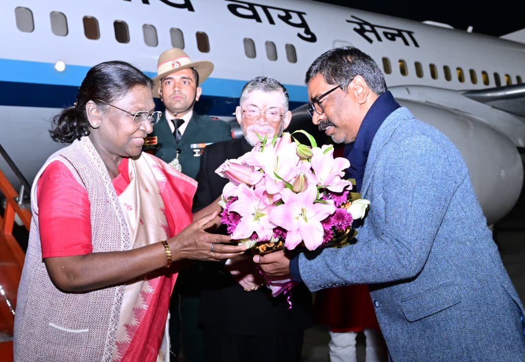 राष्ट्रपति द्रौपर्दी मुर्मू का तीन दिवसीय झारखंड दौरा, राज्यपाल संतोष गंगवार और मुख्समंत्री हेमंत सोरेन ने किया स्वागत