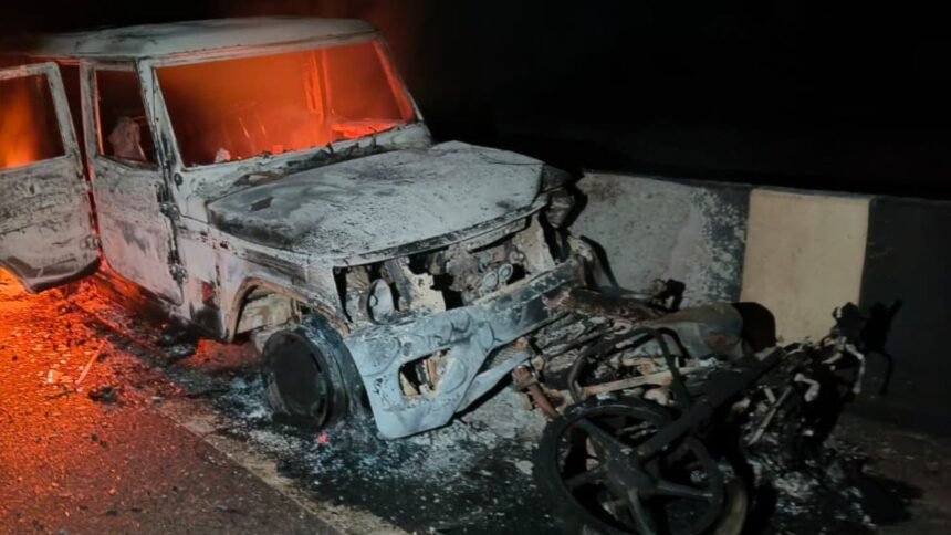 गुमला में दर्दनाक सड़क हादसे में शिक्षक की मौत, बाइक और बोलेरो की टक्कर के बाद लग गई आग 1 gumal accident