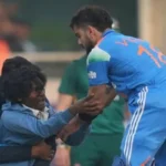 रांची में वनडे मैच के दौरान विराट कोहली का पैर छूने वाले युवक को पीआर बॉन्ड पर छोड़ा गया, पश्चिम बंगाल से मैच देखने आया था
