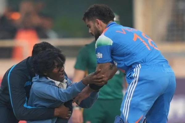 रांची में वनडे मैच के दौरान विराट कोहली का पैर छूने वाले युवक को पीआर बॉन्ड पर छोड़ा गया, पश्चिम बंगाल से मैच देखने आया था