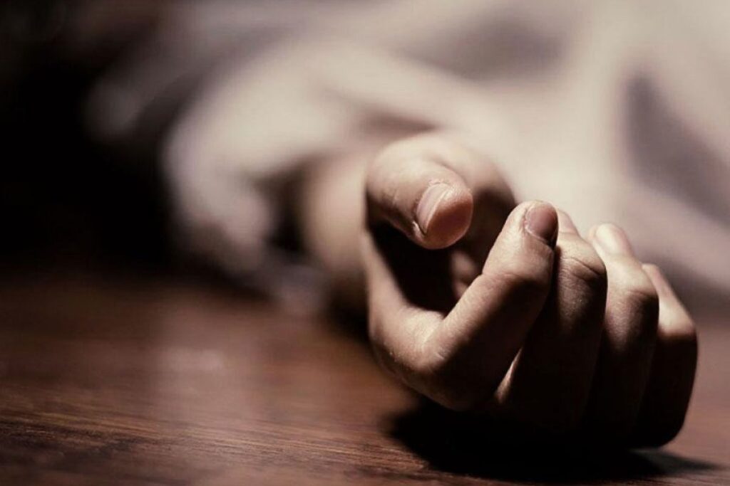 बिहार में एक ही परिवार के 4 लोगों ने की आत्महत्या, फंदे से लटकते मिले पिता और तीन बेटियों का शव, दो बेटे जिंदा बचे