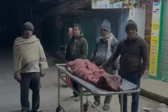 बिहार के नवादा में मानवता शर्मसार, मां का शव ले जाने के लिए नहीं मिला एंबुलेंस, स्ट्रेचर दिया, बदले में पत्नी-बेटे को रखा गिरवी