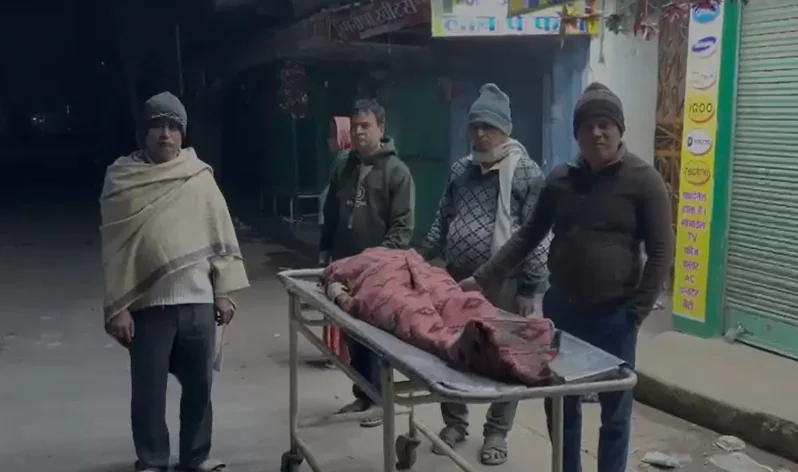 बिहार के नवादा में मानवता शर्मसार, मां का शव ले जाने के लिए नहीं मिला एंबुलेंस, स्ट्रेचर दिया, बदले में पत्नी-बेटे को रखा गिरवी