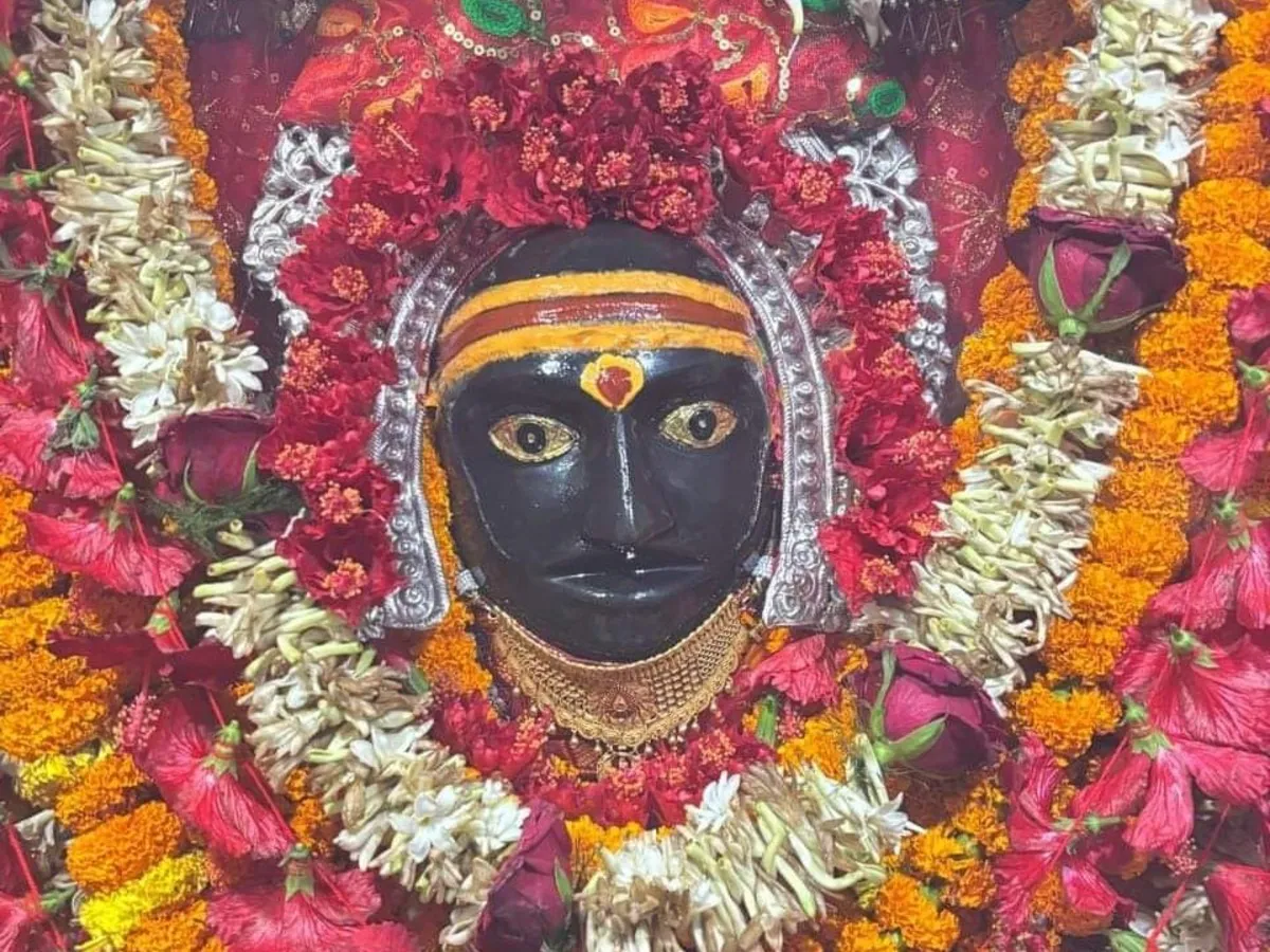 थावे मंदिर में माता का मुकुट ले उड़े चोर, झारखंड के कारोबारी ने दिया था चढ़ावा, लॉकर तोड़ा, दानपेटी भी गायब