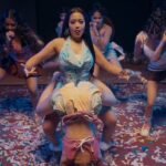 Neha Kakkar के लॉलीपॉप वाले गाने पर बवाल, डांस मूव्स को अश्लील बता भड़के लोग