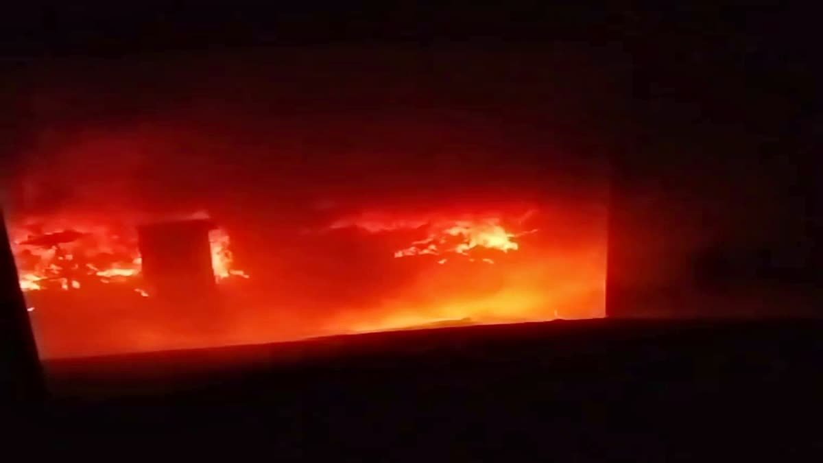 बोकारो के फुटवियर गोदाम में लगी भीषण आग, फंसे मजदूरों को काफी मशक्त के बाद बचाया गया