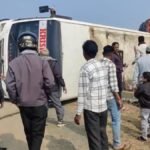 दुमका में बस और ट्रक की टक्कर, हादसे में एक दर्जन से ज्यादा यात्री घायल