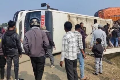 दुमका में बस और ट्रक की टक्कर, हादसे में एक दर्जन से ज्यादा यात्री घायल