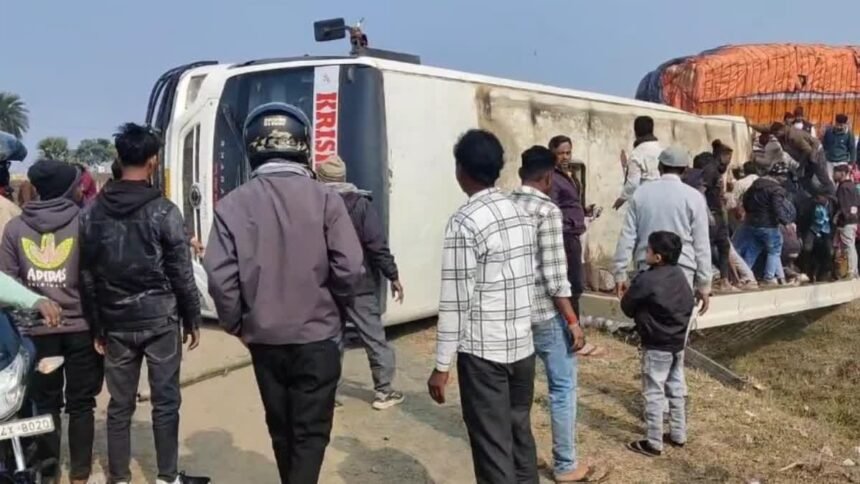 दुमका में बस और ट्रक की टक्कर, हादसे में एक दर्जन से ज्यादा यात्री घायल