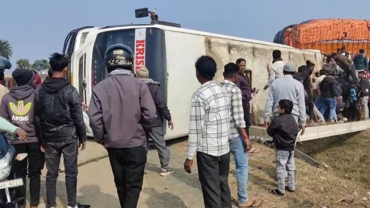 दुमका में बस और ट्रक की टक्कर, हादसे में एक दर्जन से ज्यादा यात्री घायल