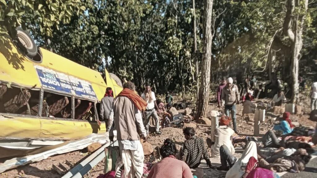 झारखंड के लातेहार में भीषण सड़क हादसा, छत्तीसगढ़ से आ रही बस दुर्घटनाग्रस्त, 5 की मौत, 25 घायल