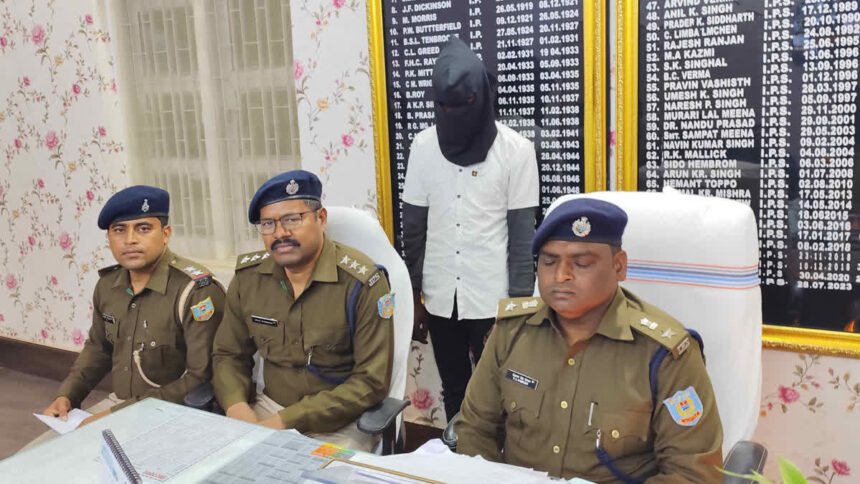 दुमका में 100 रुपये के विवाद में युवक ने की चचेरे भाई की हत्या, प्रेमिका पर बुरी नजर रखने को लेकर पहले से नाराज था आरोपी