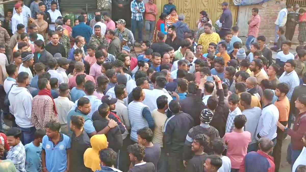 पाकुड़ में DPS स्कूल की बस से कुचलकर युवक की मौत, आक्रोशित लोगों ने 9 घंटे तक सड़क को रखा जाम