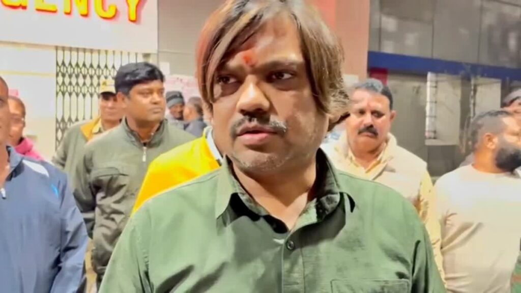 पूर्व विधायक संजीव सिंह समेत 18 नेताओं को नोटिस, BJP के अधिकृत प्रत्याशी के खिलाफ लड़ रहे निकाय चुनाव