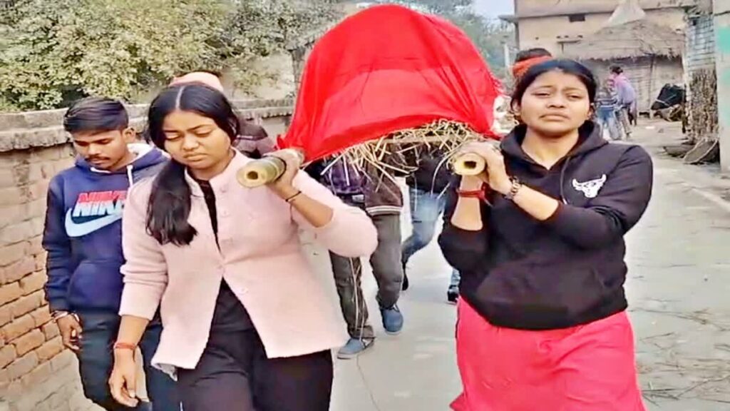महिला की मौत के बाद रिश्तेदारों और गांव वालों ने मुंह मोड़ा, मां की अर्थी को दोनों बेटियों ने दिया कंधा, मुखाग्नि की रस्म भी अदा की