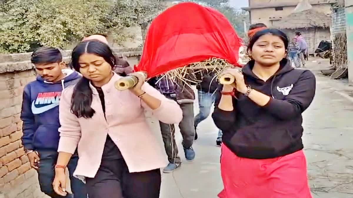 महिला की मौत के बाद रिश्तेदारों और गांव वालों ने मुंह मोड़ा, मां की अर्थी को दोनों बेटियों ने दिया कंधा, मुखाग्नि की रस्म भी अदा की