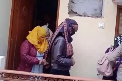 महिला IAS के घर सेक्स रैकेट का भंडाफोड़,आपत्तिजनक स्थिति में मिले युवक और युवतियां, महीनों से चल रहा था धंधा