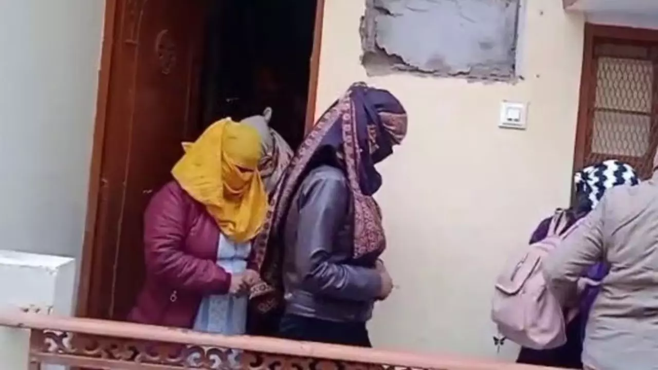 महिला IAS के घर सेक्स रैकेट का भंडाफोड़,आपत्तिजनक स्थिति में मिले युवक और युवतियां, महीनों से चल रहा था धंधा