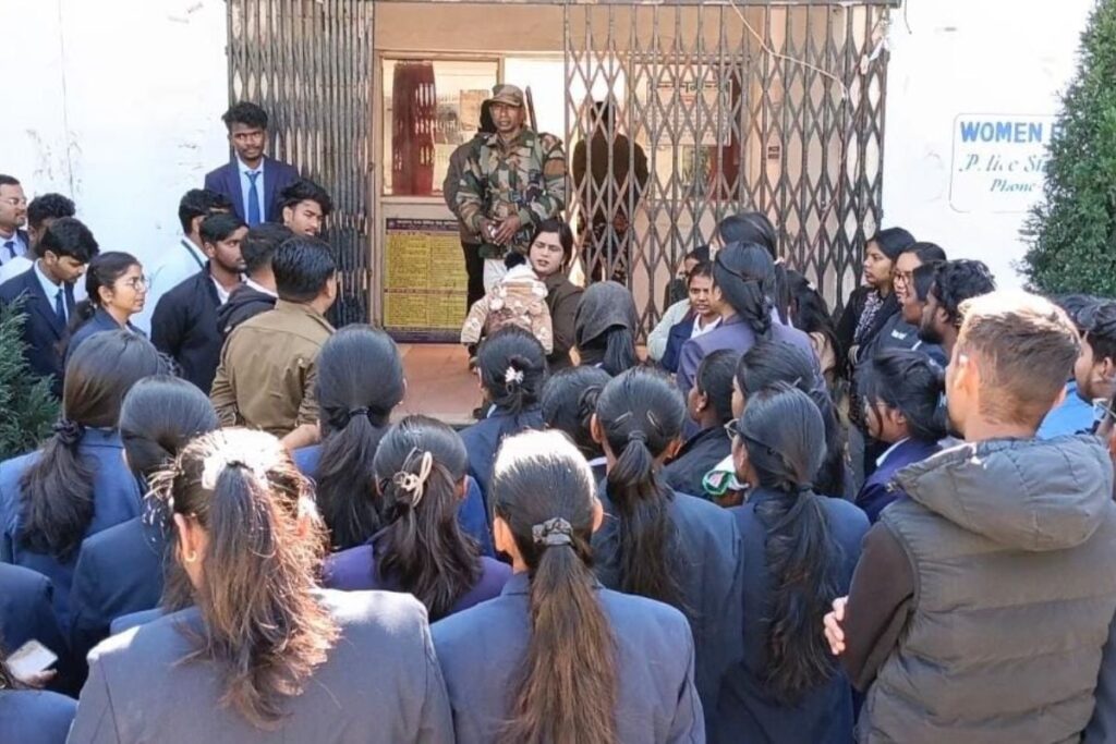 Gumla के फिसरी कॉलेज में छात्राओं के साथ छेड़छाड़ के बाद हंगामा,छात्राओं ने किया थाने का घेराव