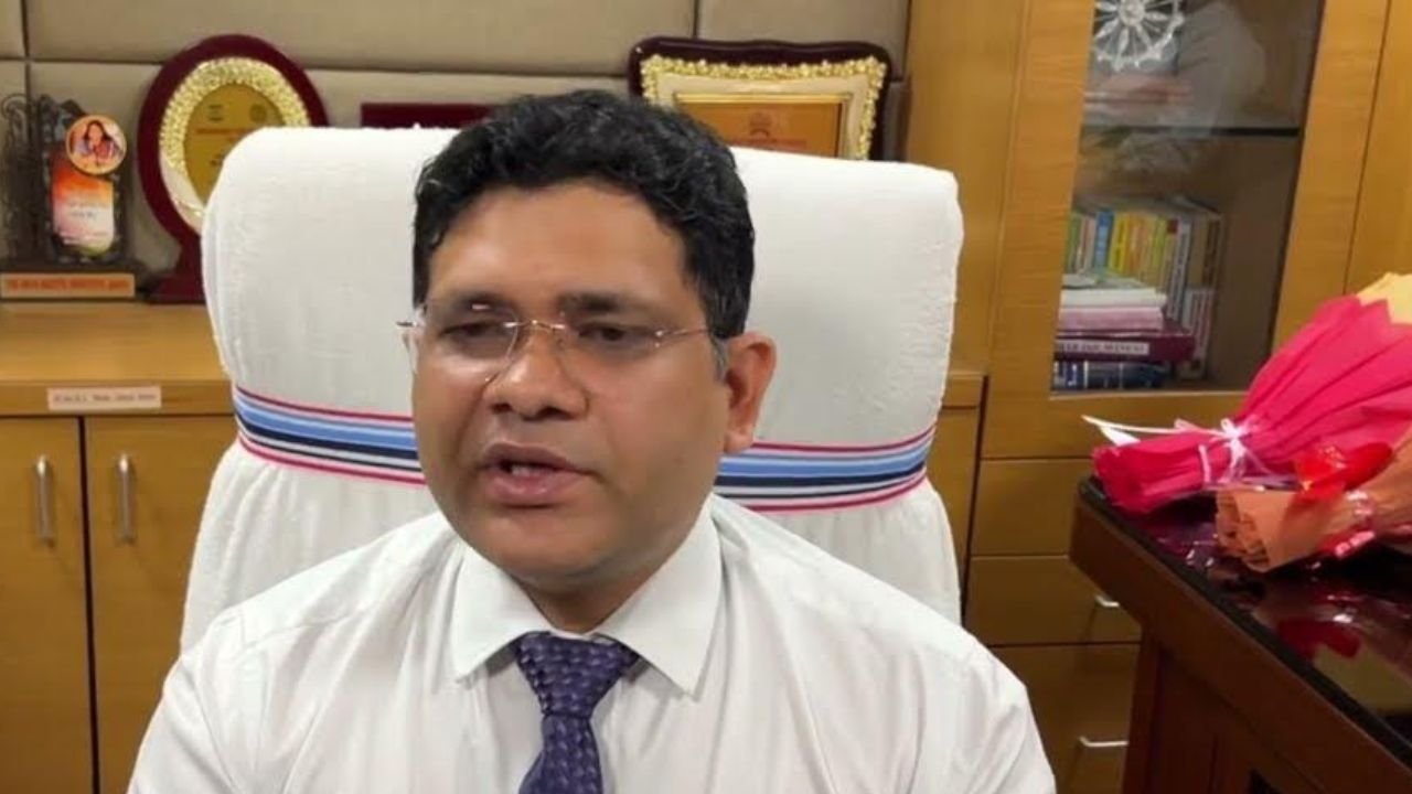 हजारीबाग उपायुक्त शशि प्रकाश सिंह का बना फर्जी व्हाट्सएप अकाउंट, आम लोगों और अधिकारियों से हो रही है अवैध रूप से पैसे की डिमांड