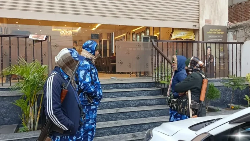 बिहार के रक्सौल में बड़े कारोबारी मोहम्मद कलीम के ठिकानों पर छापेमारी, एक दर्जन गाड़ियों के साथ पहुंची IT की टीम